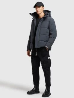 Khujo Winterjassen Winterjas Barat Heren Duifblauw -Kleding Verkoop Winkel fcfe13408acca0653f089e84af0d902e scaled